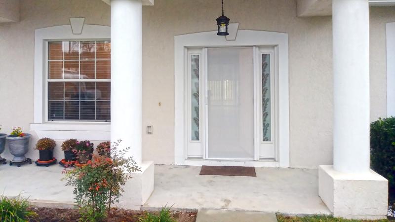 How retractable screens are better than traditional screen doors.